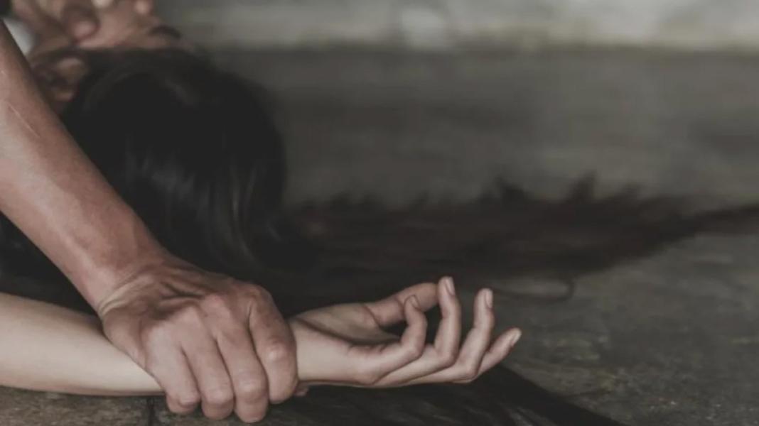 14χρονη κατήγγειλε 24χρονο ότι την απήγαγε και τη βίασε