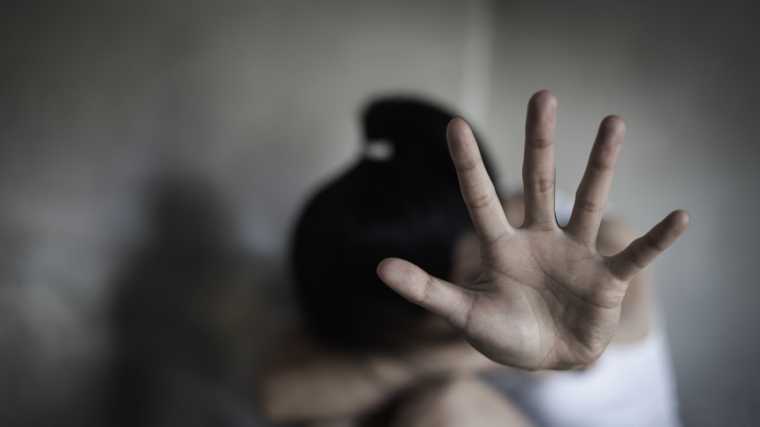 Εφιάλτης για 32χρονη: Την κρατούσε φυλακισμένη ο σύντροφός της, τη χτυπούσε και τη βίαζε
