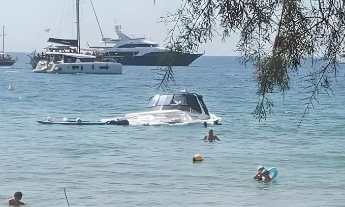 Σκάφος βυθιζόταν δίπλα σε λουόμενους - Συγκλονιστικό βίντεο