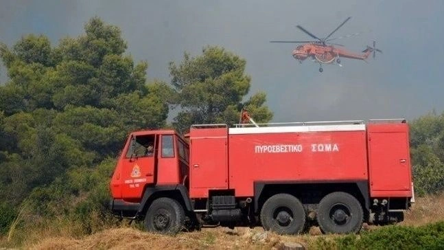 Φωτιά στο Ξυλόκαστρο – Επιχειρούν ισχυρές επίγειες δυνάμεις