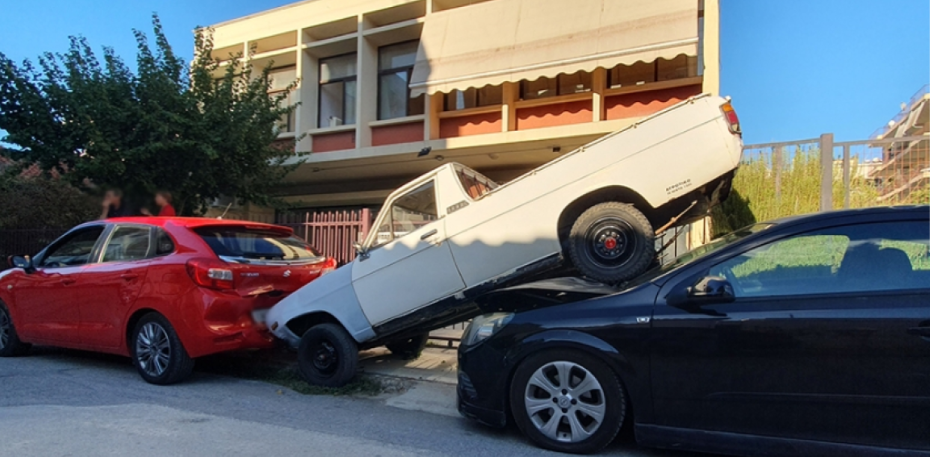 Aπίστευτη καραμπόλα με πέντε οχήματα