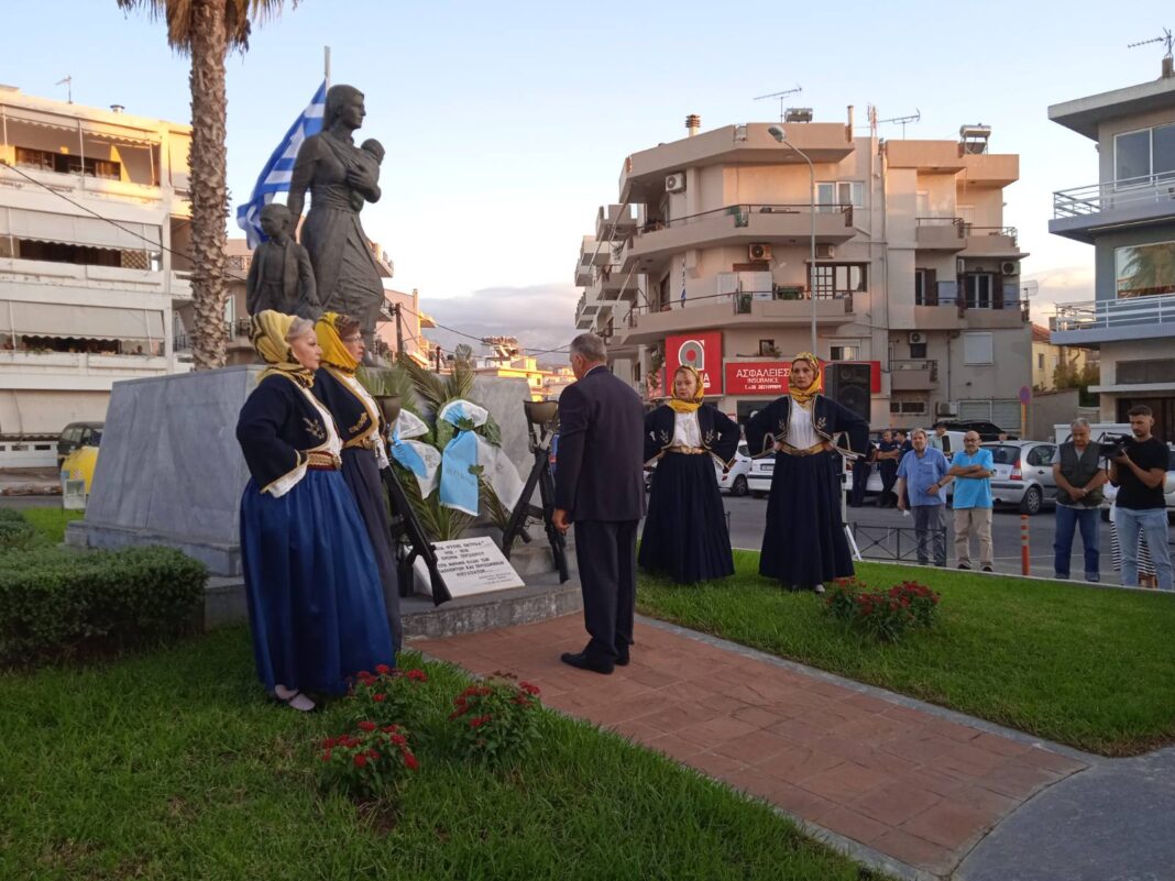 Κατάθεση στεφάνου από τον Αντιπεριφερειάρχη Πολιτικής Προστασίας Κρήτης στην εκδήλωση τιμής και μνήμης για τα 102 χρόνια από τη Γενοκτονία των Ελλήνων της Μ. Ασίας