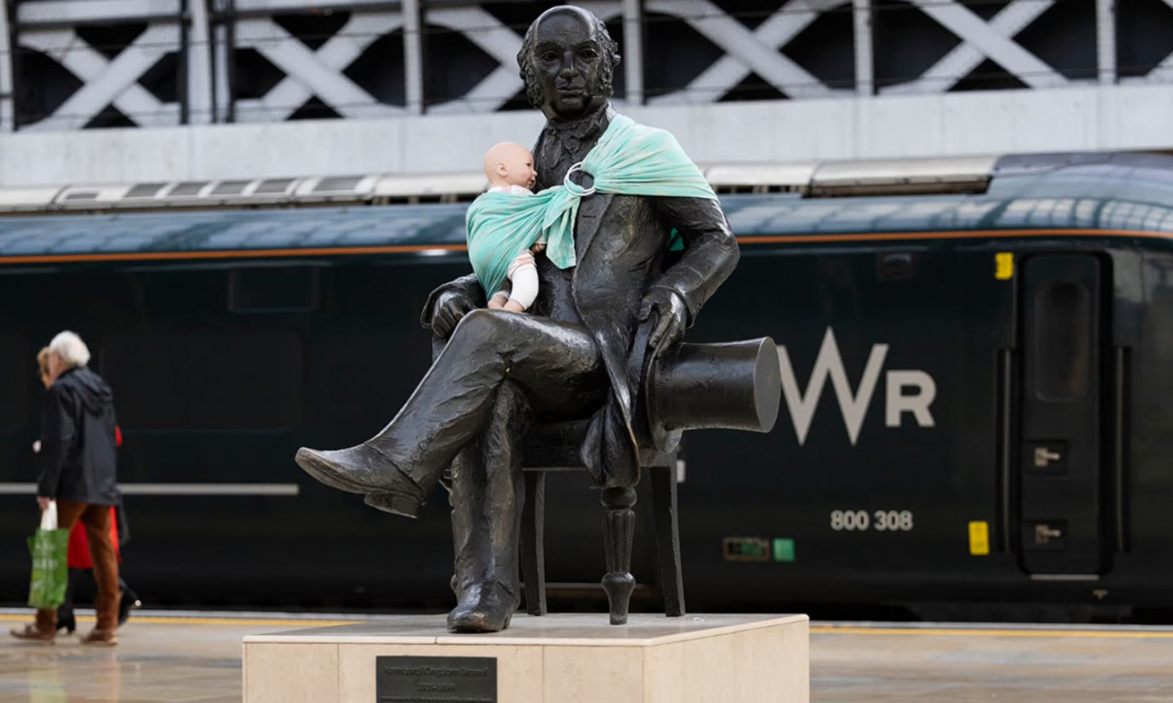 Τα αγάλματα στην Αγγλία κρατούν στην αγκαλιά τους μωρά