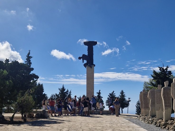Δήμος Βιάννου: Οι μικροί μαθητές κατέθεσαν στεφάνι στο Πανδημοτικό Μνημείο
