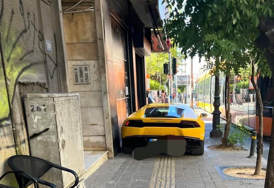 Οδηγός παρκάρει την πανάκριβη Lamborghini του πάνω σε πεζοδρόμιο στον Πειραιά