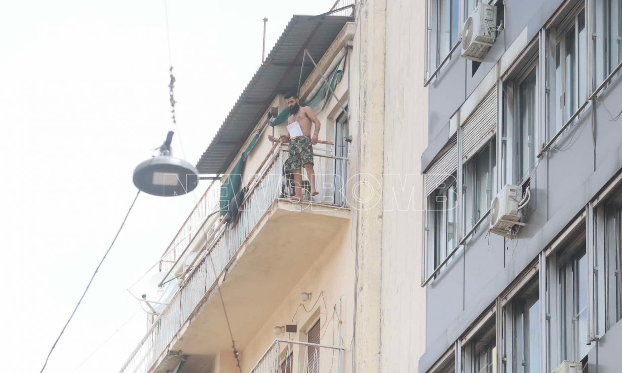 Μπήκε η ΕΚΑΜ στην πολυκατοικία όπου βρίσκεται ο Σύρος