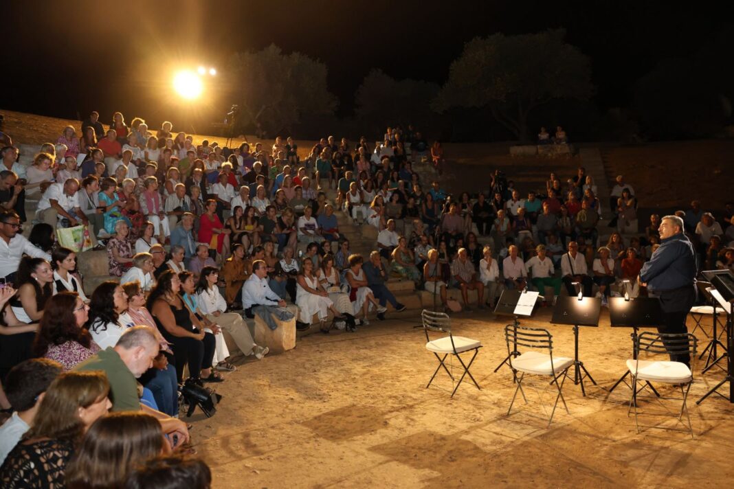 Εντυπωσίασε η συναυλία του φεστιβάλ Κρήτης κατάμεστο αρχαίο θέατρο της Απτέρας Χανίων