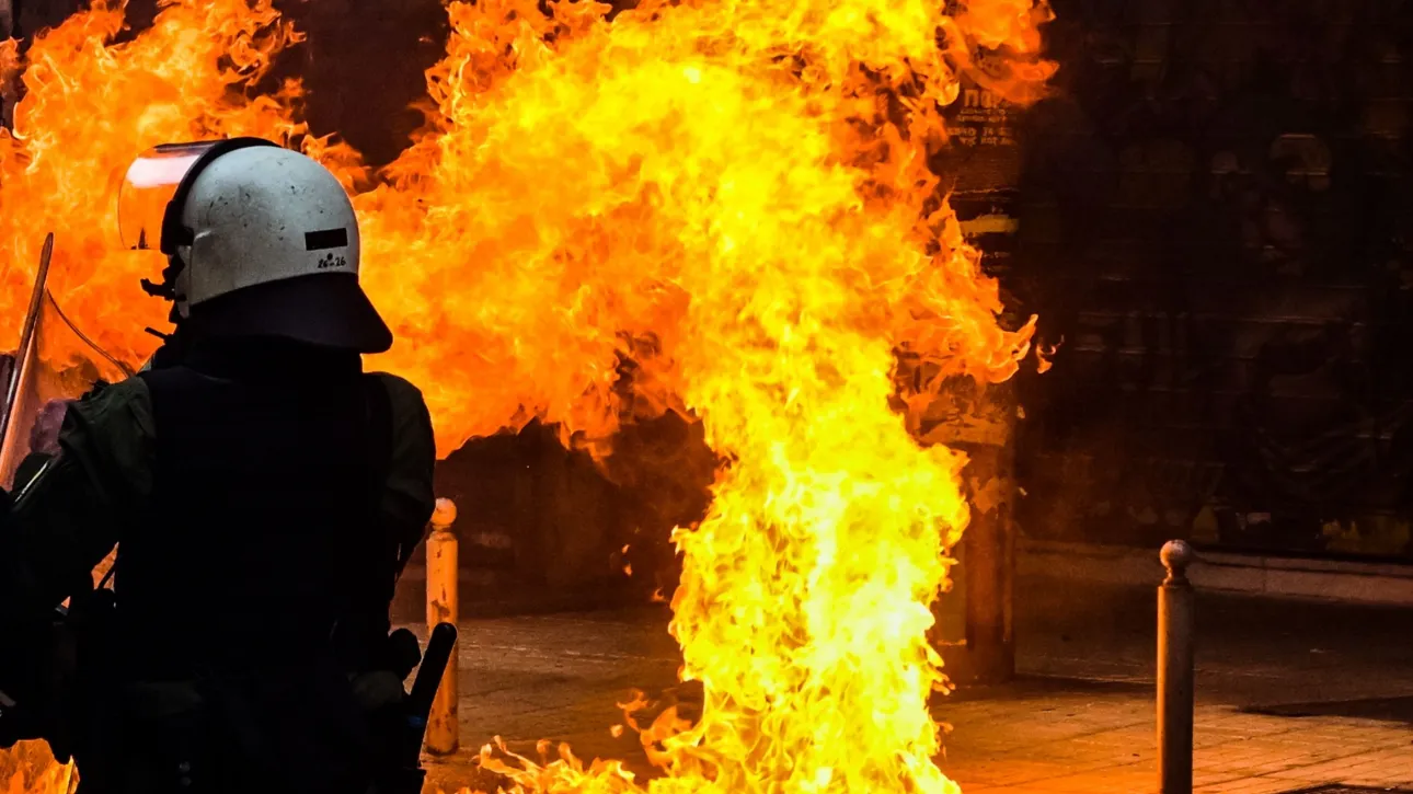 Επεισόδια στο ΑΤ Αγίου Παντελεήμονα μετά από συγκέντρωση για τον θάνατο μετανάστη