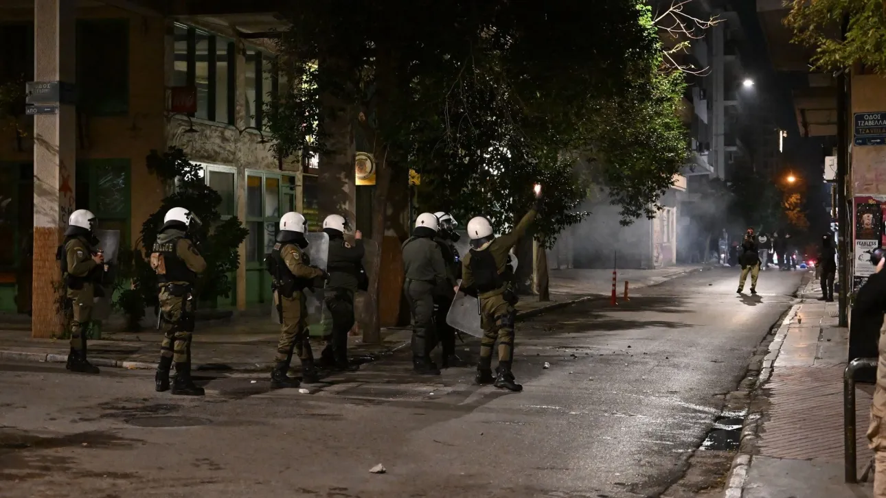 Επίθεση με μολότοφ: Τραυματίστηκε αστυνομικός – 23 προσαγωγές