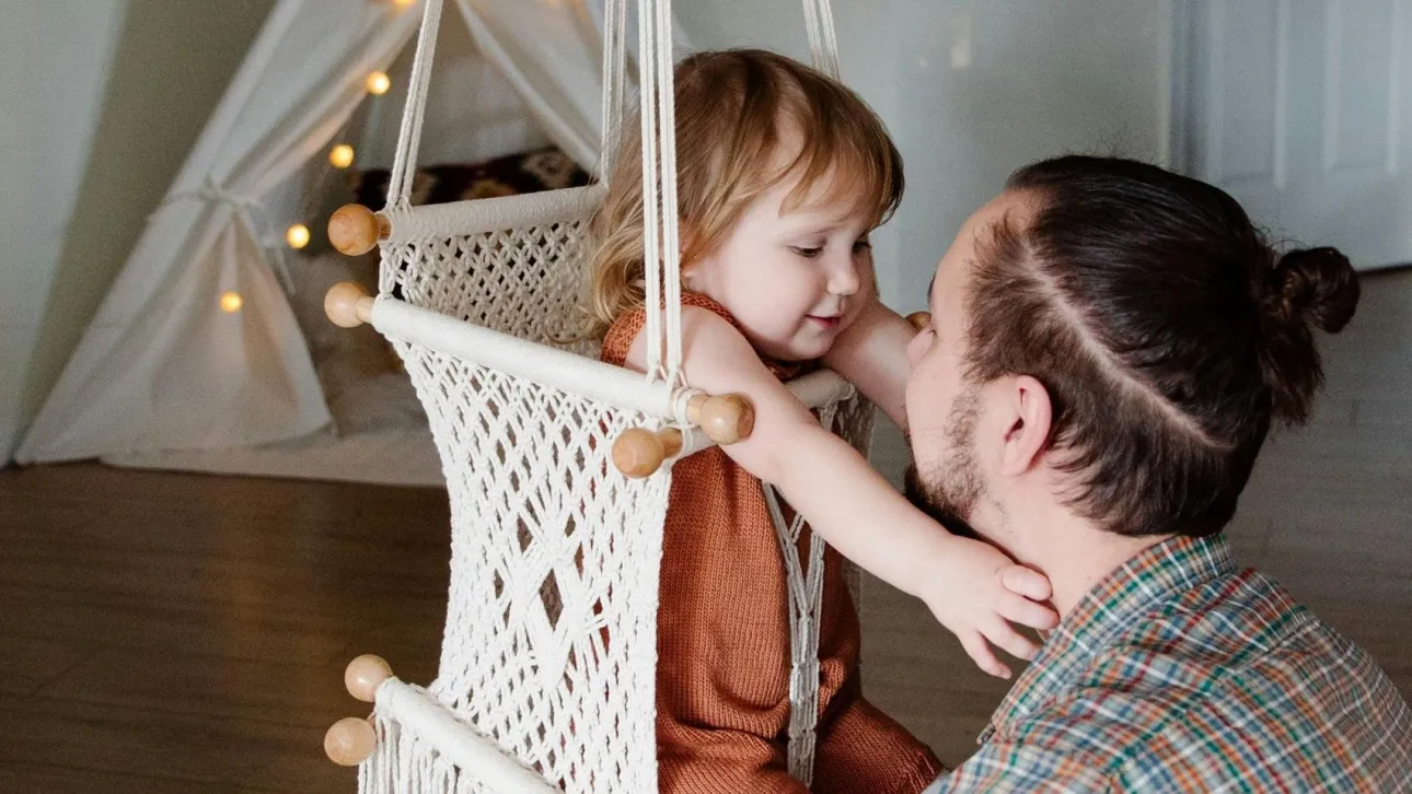 Πόσο αυξάνονται τα επιδόματα παιδιού και στέγης – Τι αλλάζει στο Ελάχιστο Εγγυημένο Εισόδημα