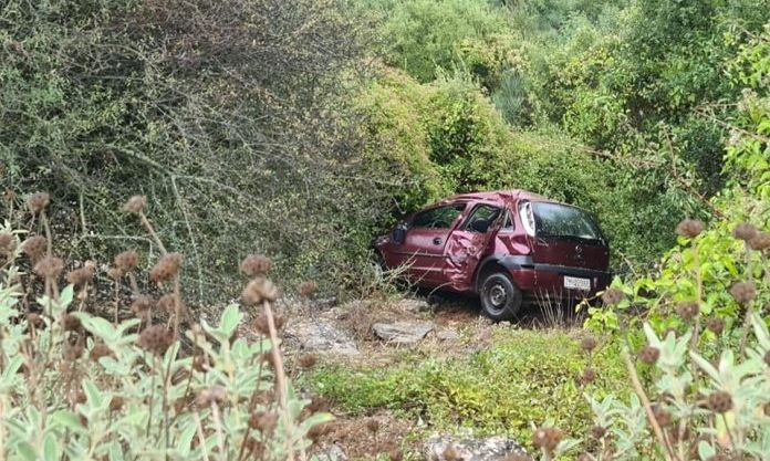 ΙΧ έπεσε σε γκρεμό - Ανασύρθηκαν σώοι οι επιβάτες