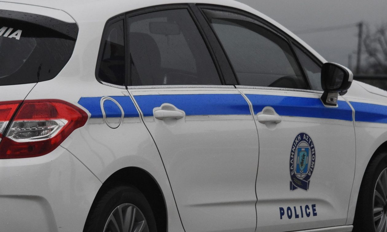 Έβγαλαν... λαβράκι οι αστυνομικοί μετά από έλεγχο σε ύποπτο όχημα, βρήκαν ναρκωτικά και καλάσνικοφ