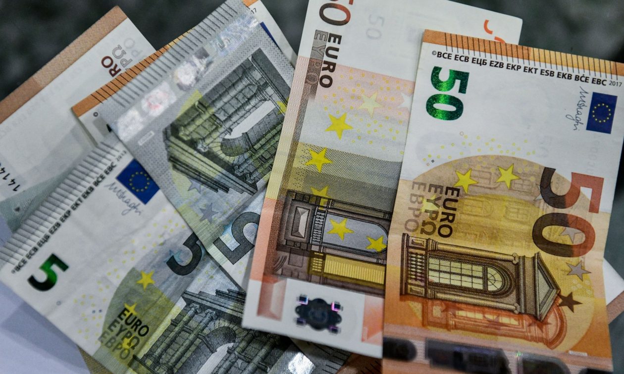 «Κλείδωσε» ο μποναμάς των Χριστουγέννων: Ποιοι θα λάβουν έως 200 ευρώ