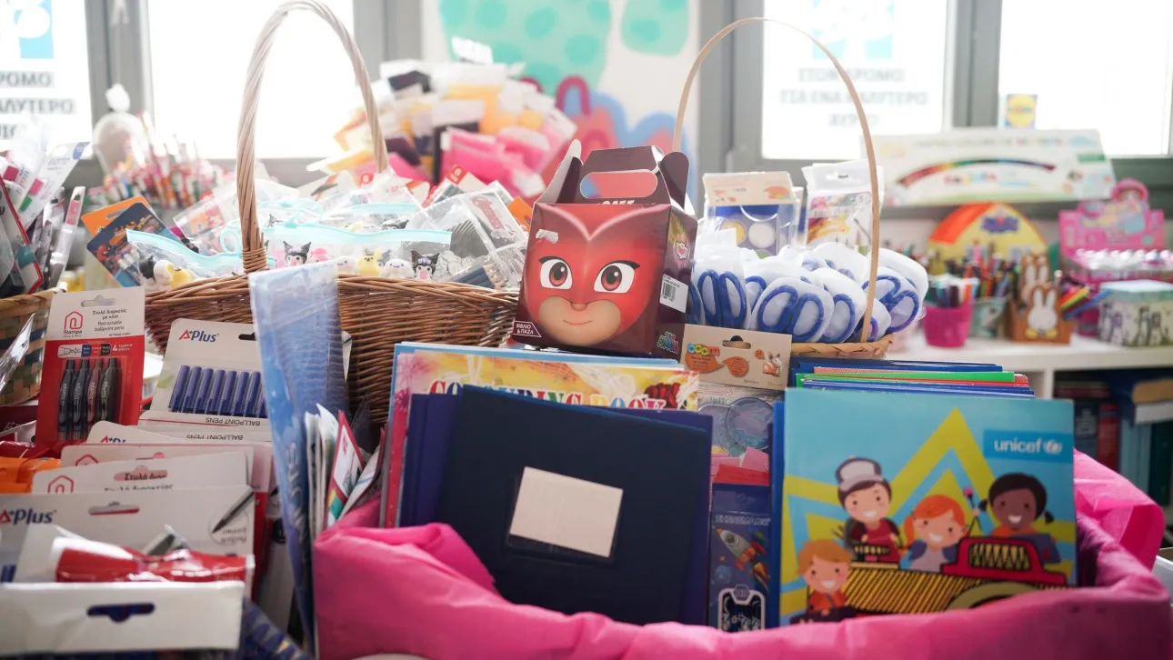 «Λειτουργεί το καλάθι των μαθητών» λέει η κυβέρνηση: 5% -10% μείωση στα σχολικά είδη