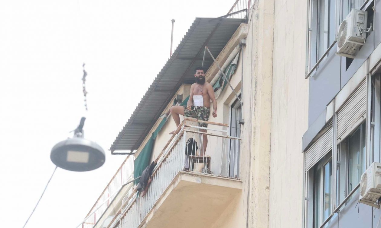 Τέλος στο θρίλερ στην Αχαρνών – Συνελήφθη ο Σύρος που απειλούσε να πέσει στο κενό