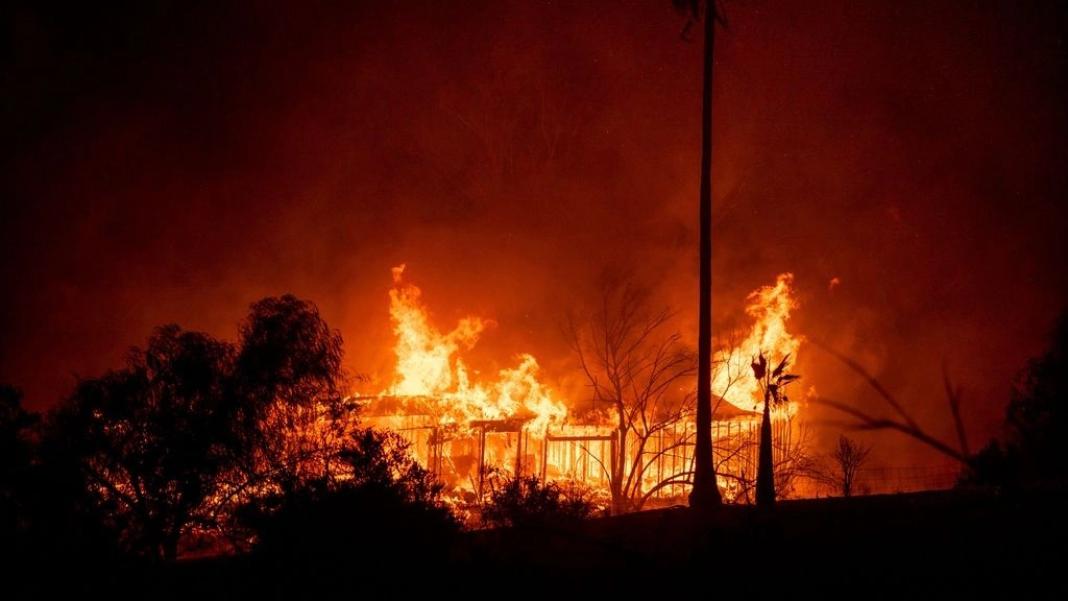 Σε κατάσταση έκτακτης ανάγκης κηρύχθηκε το Λος Άντζελες που απειλείται από τις πυρκαγιές