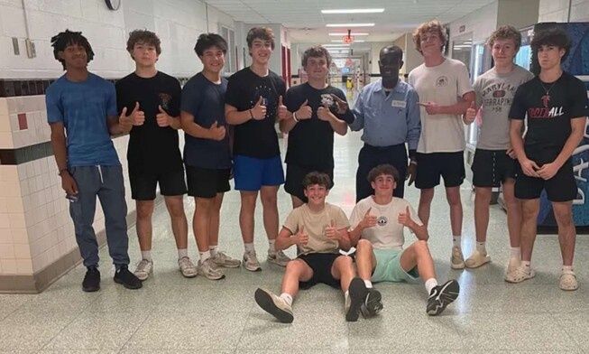 Μαθητές γυμνασίου αγοράζουν αυτοκίνητο στον επιστάτη του σχολείου τους