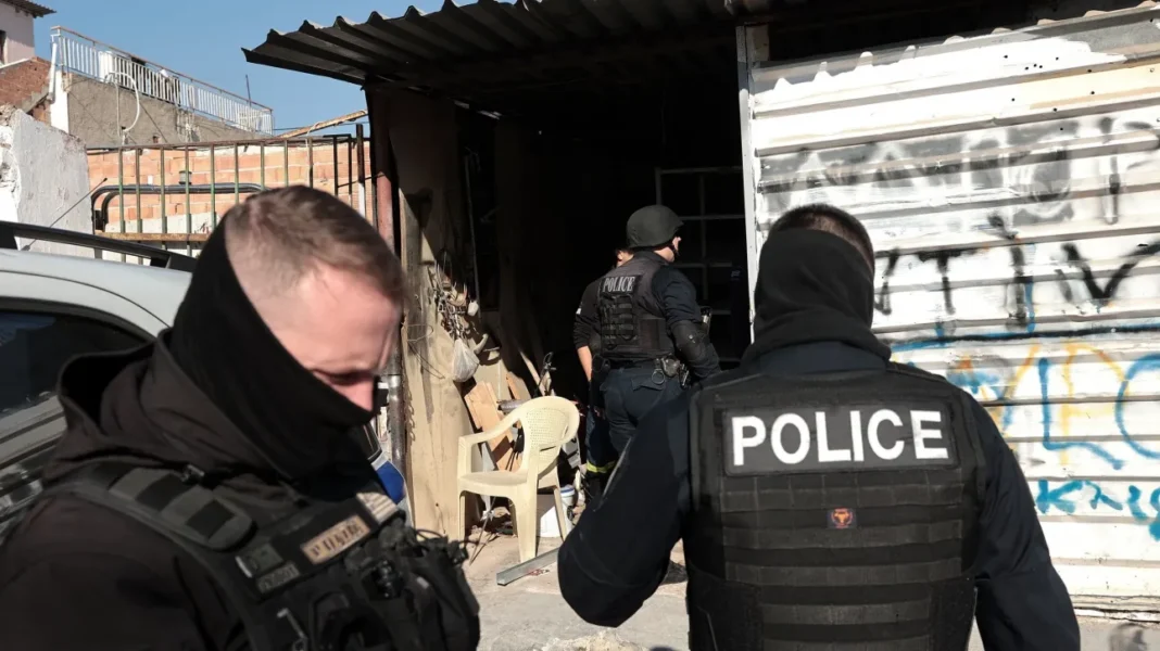 Επιχείρηση της ΕΛ.ΑΣ. σε έξι καταυλισμούς Ρομά – Συλλήψεις και προσαγωγές
