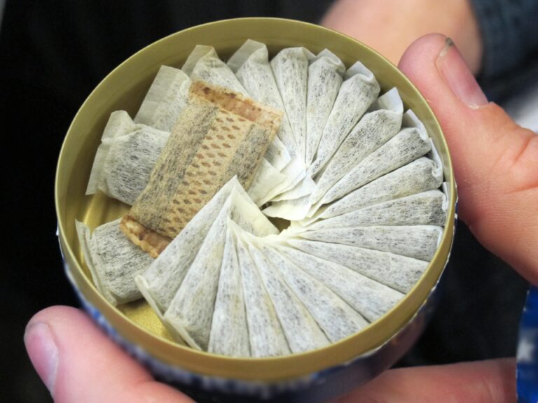 Snus: Τι είναι τα στικάκια νικοτίνης – Η νέα εθιστική μόδα που απειλεί τη νεολαία