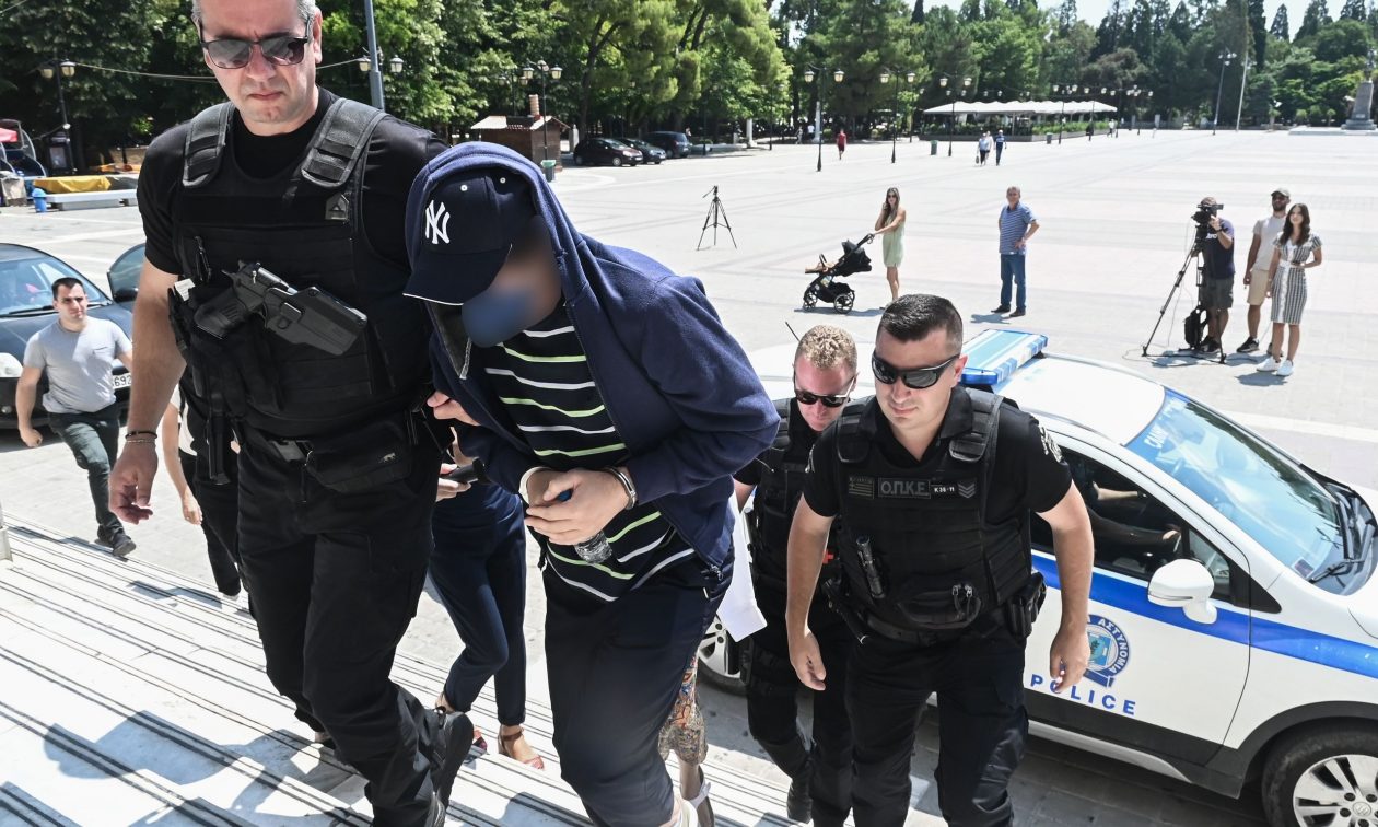 Η σύζυγος του 41χρονου «σπάει» τη σιωπή της – «Με παρενοχλούσε μπροστά στον άντρα μου»