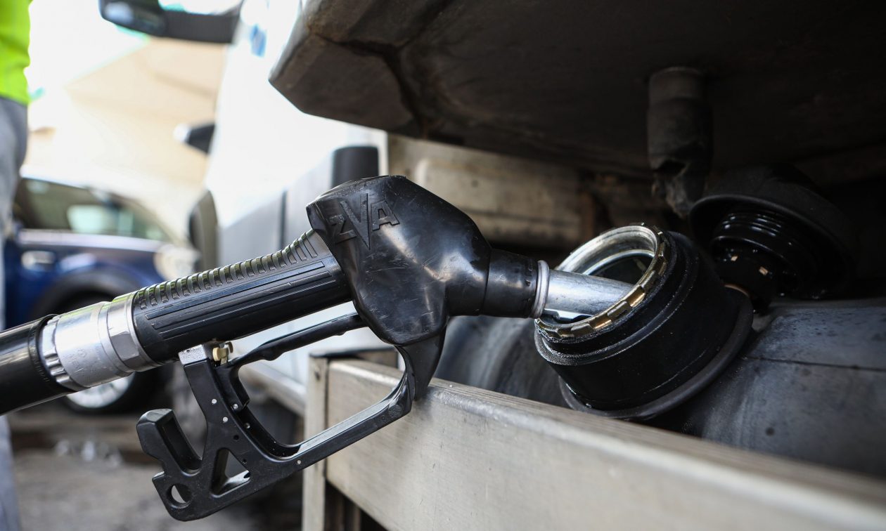 Κομπίνα σε πρατήριο καυσίμων – Χρεώνει το πούλμαν αλλά γεμίζει… μπετόνι με βενζίνη