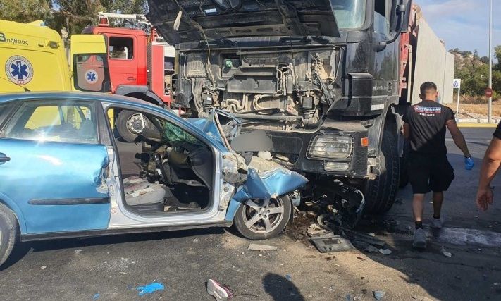 Σοβαρό τροχαίο με τραυματίες: Σφοδρή σύγκρουση φορτηγού με αυτοκίνητο