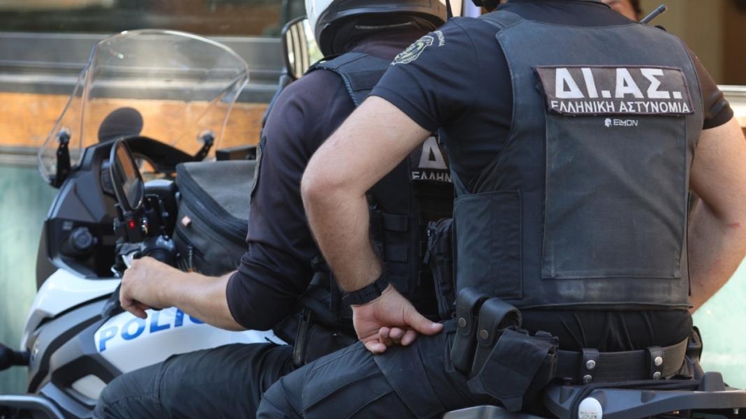 Άνδρας βίασε τη γυναίκα του και χτύπησε με μπουνιά την ανήλικη κόρη του