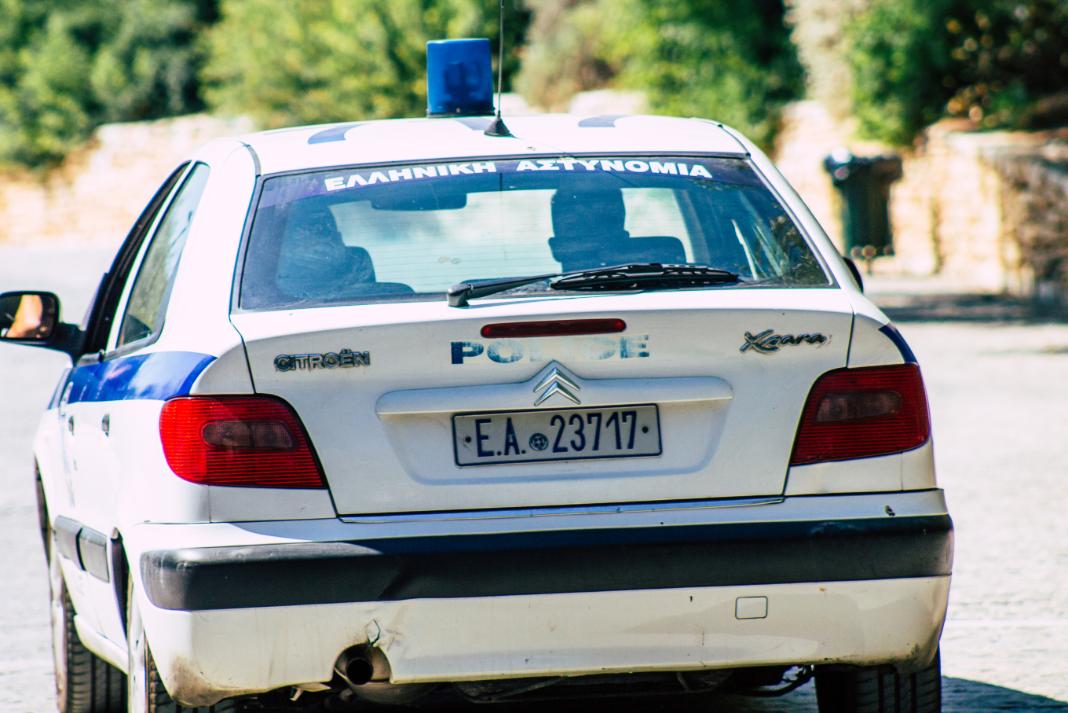 Χτύπησε με σιδερογροθιά την αδελφή του μπροστά στα μάτια του συζύγου της και των παιδιών της