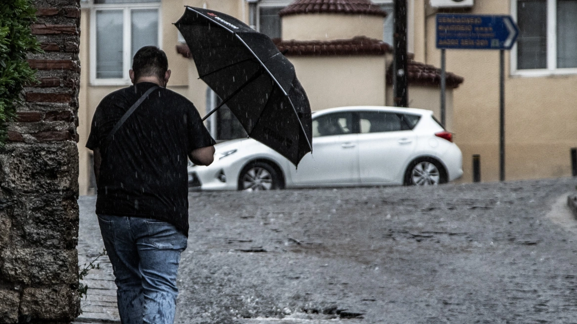 Κακοκαιρία Atena: Αναβαθμίζεται το έκτακτο δελτίο επιδείνωση καιρού – Πώς θα κινηθεί μέχρι το πρωί της Τρίτης