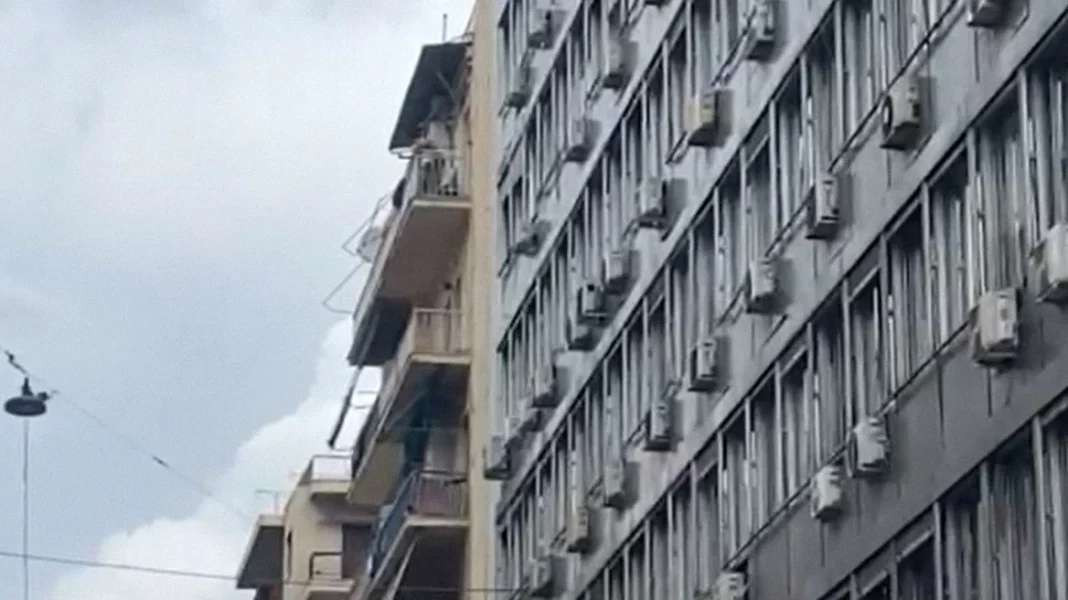 Άνδρας απειλεί να ανατινάξει τετράγωνο στην Αχαρνών – Έχει βγει σε μπαλκόνι και κρατάει μπουκάλα υγραερίου