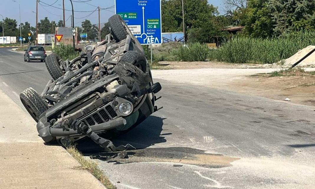 Απίστευτο τροχαίο: «Τούμπαρε» αυτοκίνητο αφού προσέκρουσε σε προστατευτικά κιγκλιδώματα