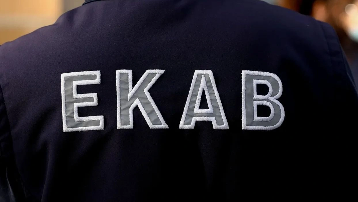 Θύμα ξυλοδαρμού πλήρωμα ασθενοφόρου στον αύλειο χώρο νοσοκομείου