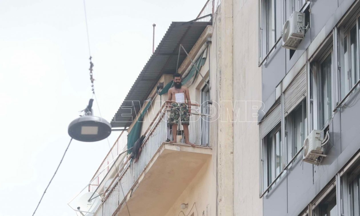 Πατέρας δύο νεκρών παιδιών ο 30χρονος που απειλεί να αυτοκτονήσει