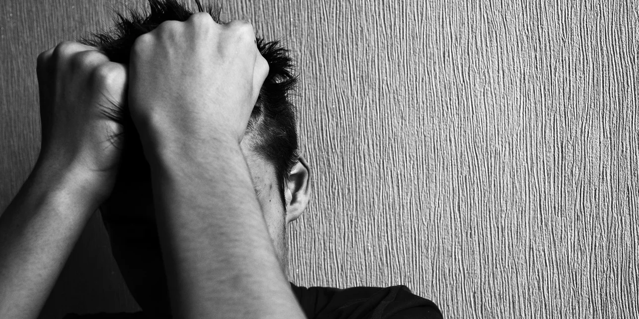 Σοκ: 23χρονος κατήγγειλε ότι τον βίασαν τρεις άντρες -Έβγαλαν βίντεο και το ανέβασαν στο διαδίκτυο