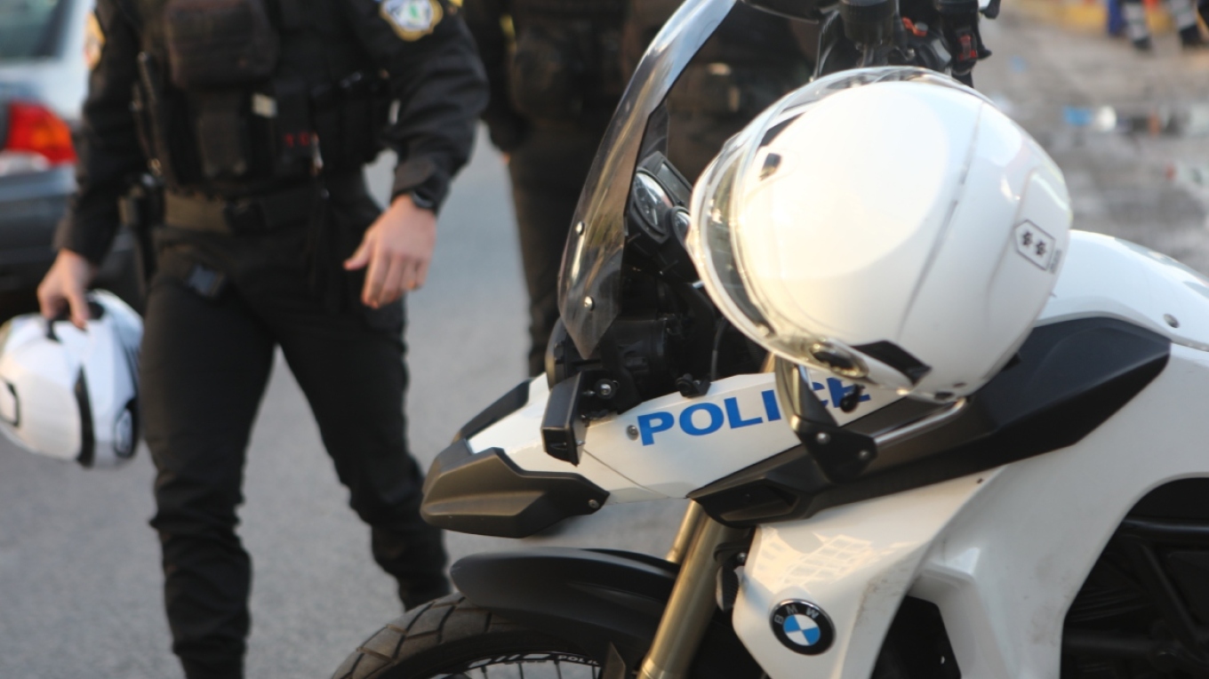 Πυροβόλησαν χρυσοχόο εν μέση οδώ και του άρπαξαν τσάντα με τιμαλφή