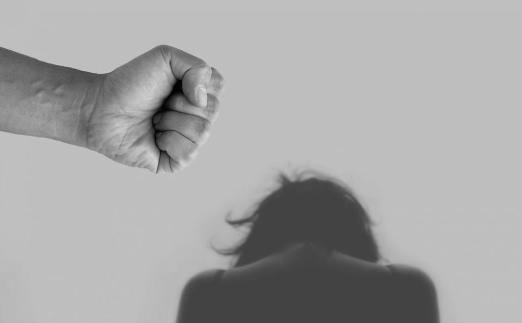 «Με χτυπούσε με μπουνιές, έφτυνα αίμα επειδή τον χώρισα» - Ανατριχιαστικές φωτογραφίες