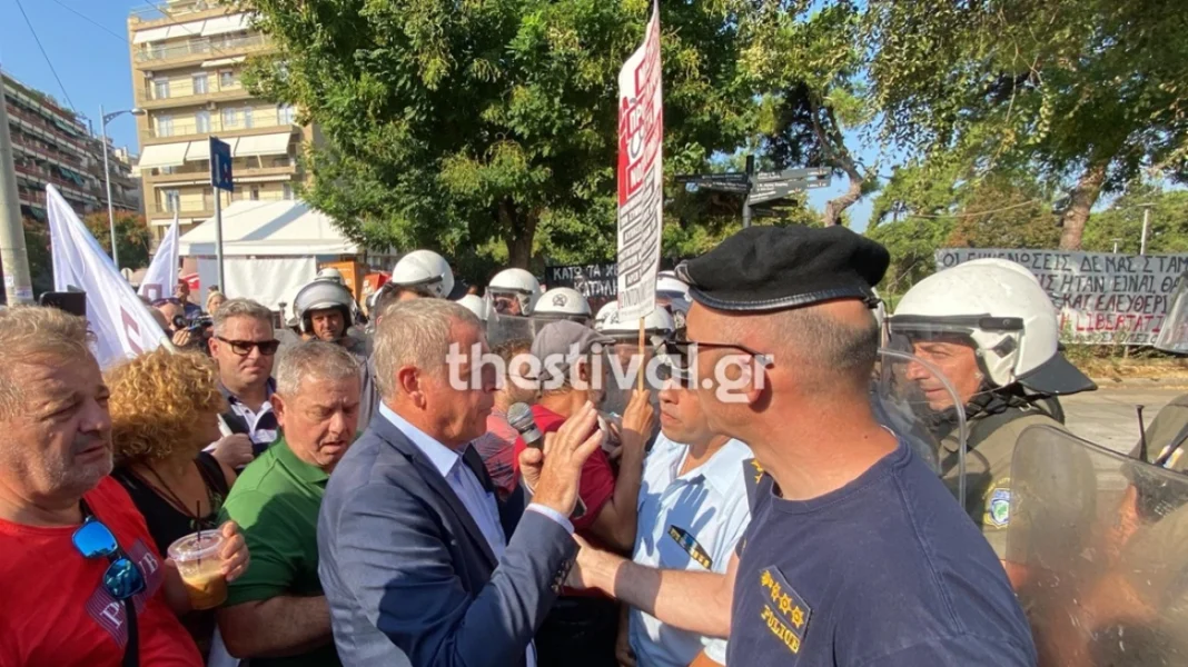Μικροεπεισόδια μεταξύ ΜΑΤ και υγειονομικών σε πορεία στη Θεσσαλονίκη