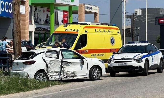 Αυτοκίνητο τούμπαρε σε κεντρικό δρόμο
