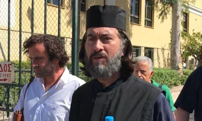 Δίκη Κιβωτού: Η έξοδος του π. Αντωνίου από την Ευελπίδων - «Πολύ ωραία, δόξα τω Θεώ»
