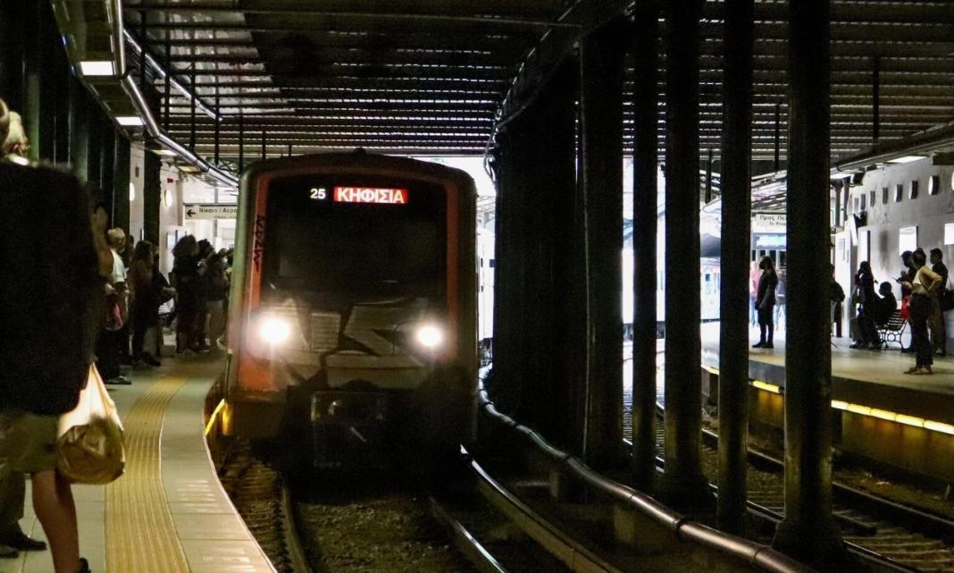 Τρόμος στον ΗΣΑΠ: 31χρονος επιτέθηκε σε παρέα κοριτσιών με πριόνι