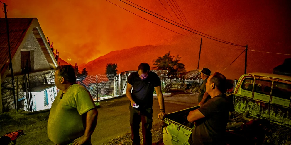 Νύχτα εφιάλτης στην Κορινθία: Νεκροί οι δυο αγνοούμενοι εθελοντές – Eκκενώθηκαν οικισμοί, κάηκαν σπίτια