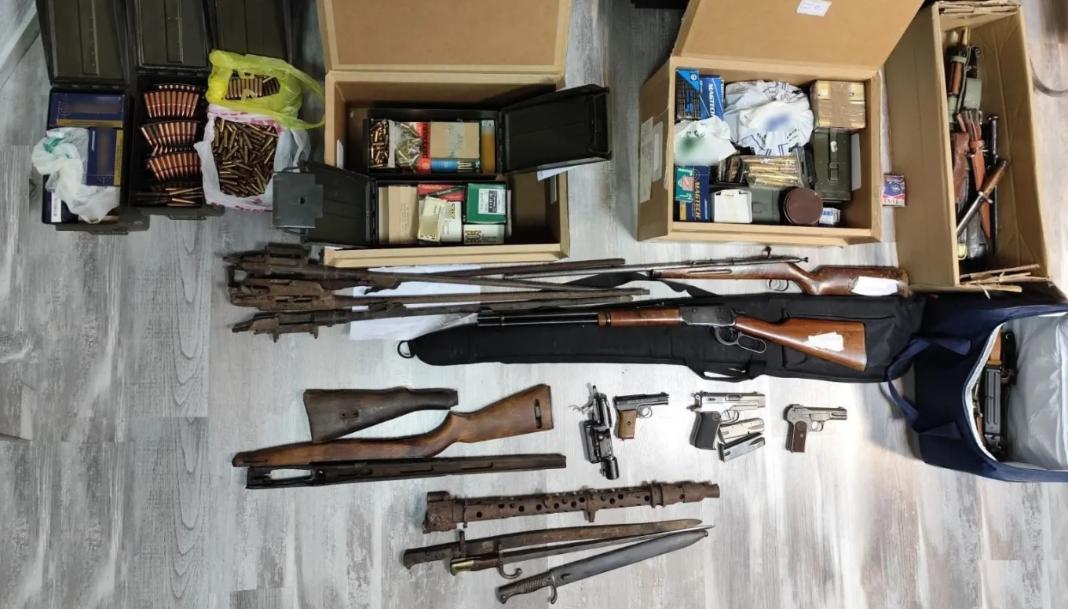 Θείοι του 19χρονου που αυτοπυροβολήθηκε οι δύο συλληφθέντες για το οπλοστάσιο στο υπόγειο της πολυκατοικίας