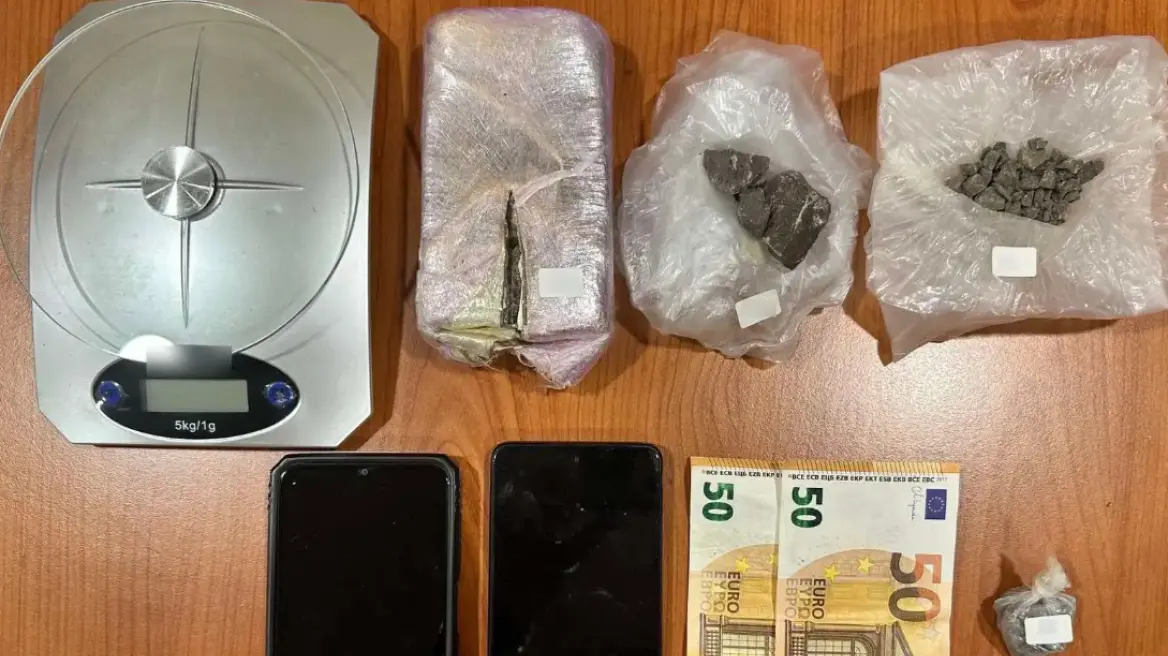 Χειροπέδες σε δυο διακινητές ηρωίνης