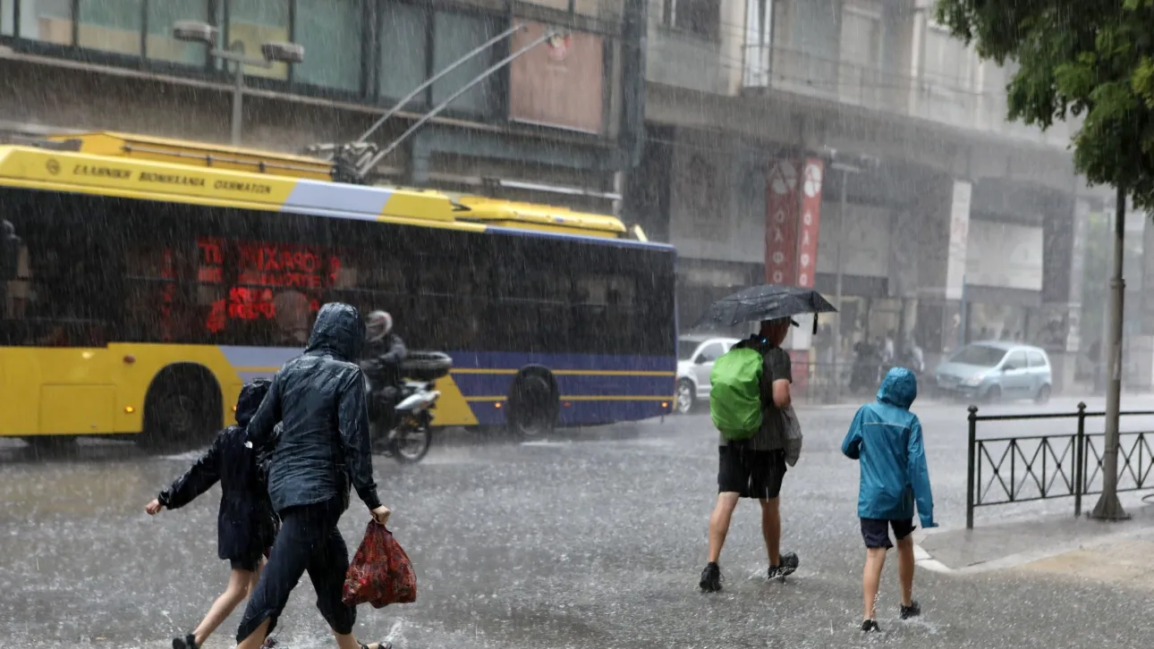 Φθινοπωριάζει ο καιρός: Έρχονται ψυχρές αέριες μάζες και έντονες βροχοπτώσεις
