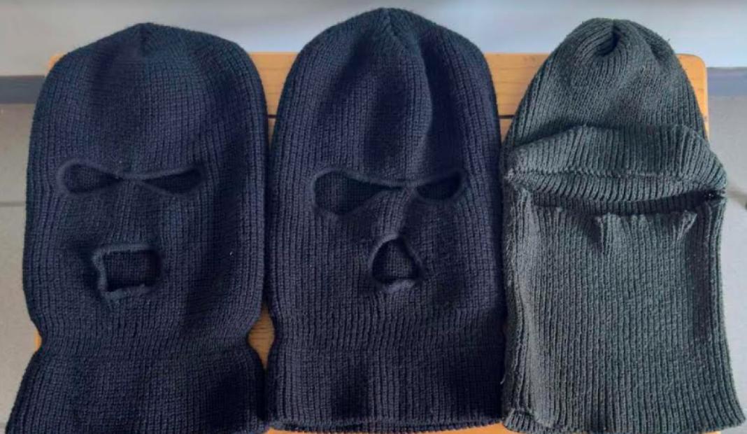 Κουκούλες και ναρκωτικά είχαν οι νεαροί που χτύπησαν πατέρα με καρέκλα