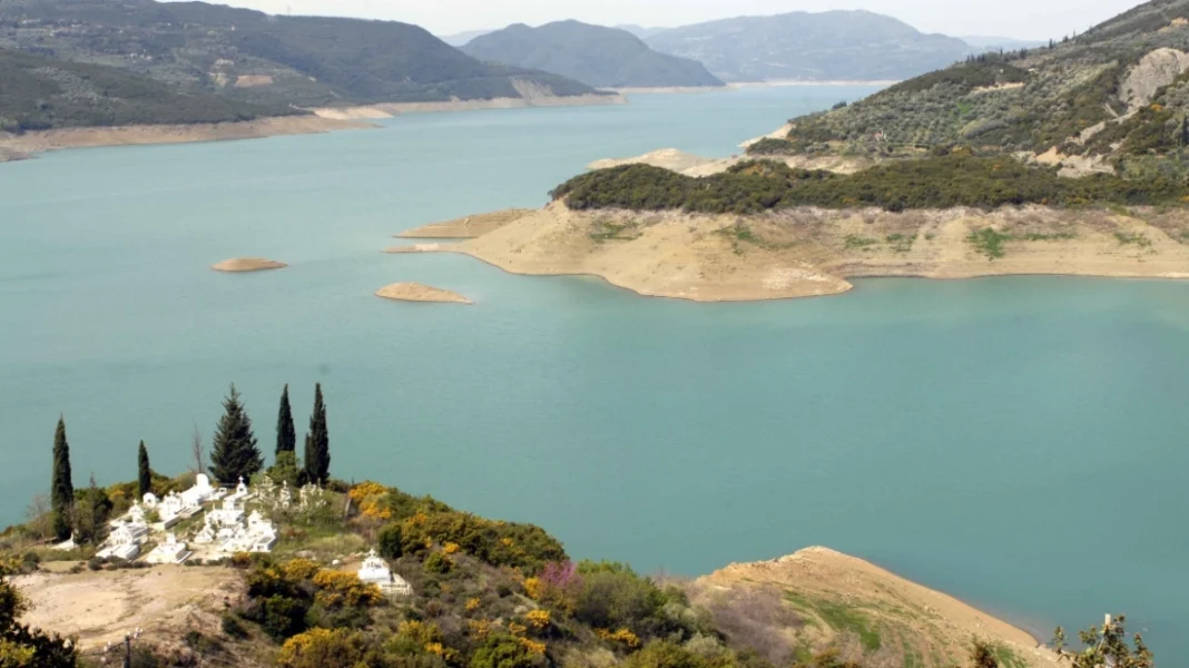 Συναγερμός από τον εντοπισμό πτώματος γυναίκας σε λίμνη