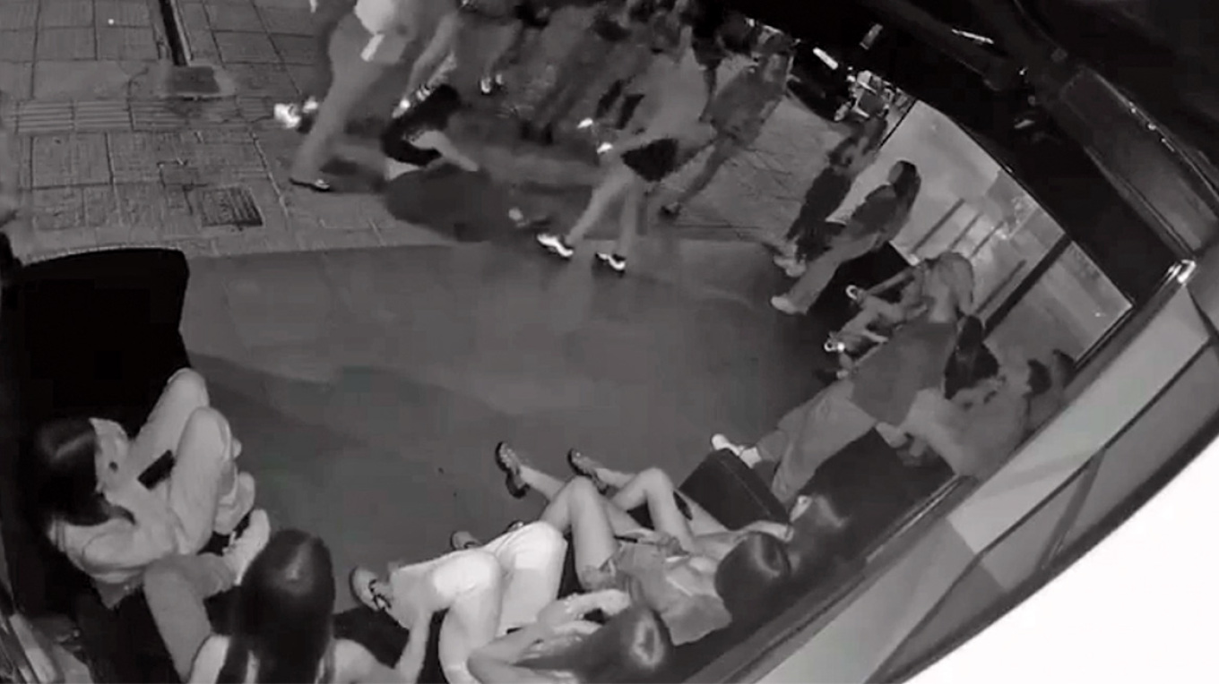 Δύο βίντεο – ντοκουμέντο δείχνουν τη στιγμή του άγριου ξυλοδαρμού της 14χρονης