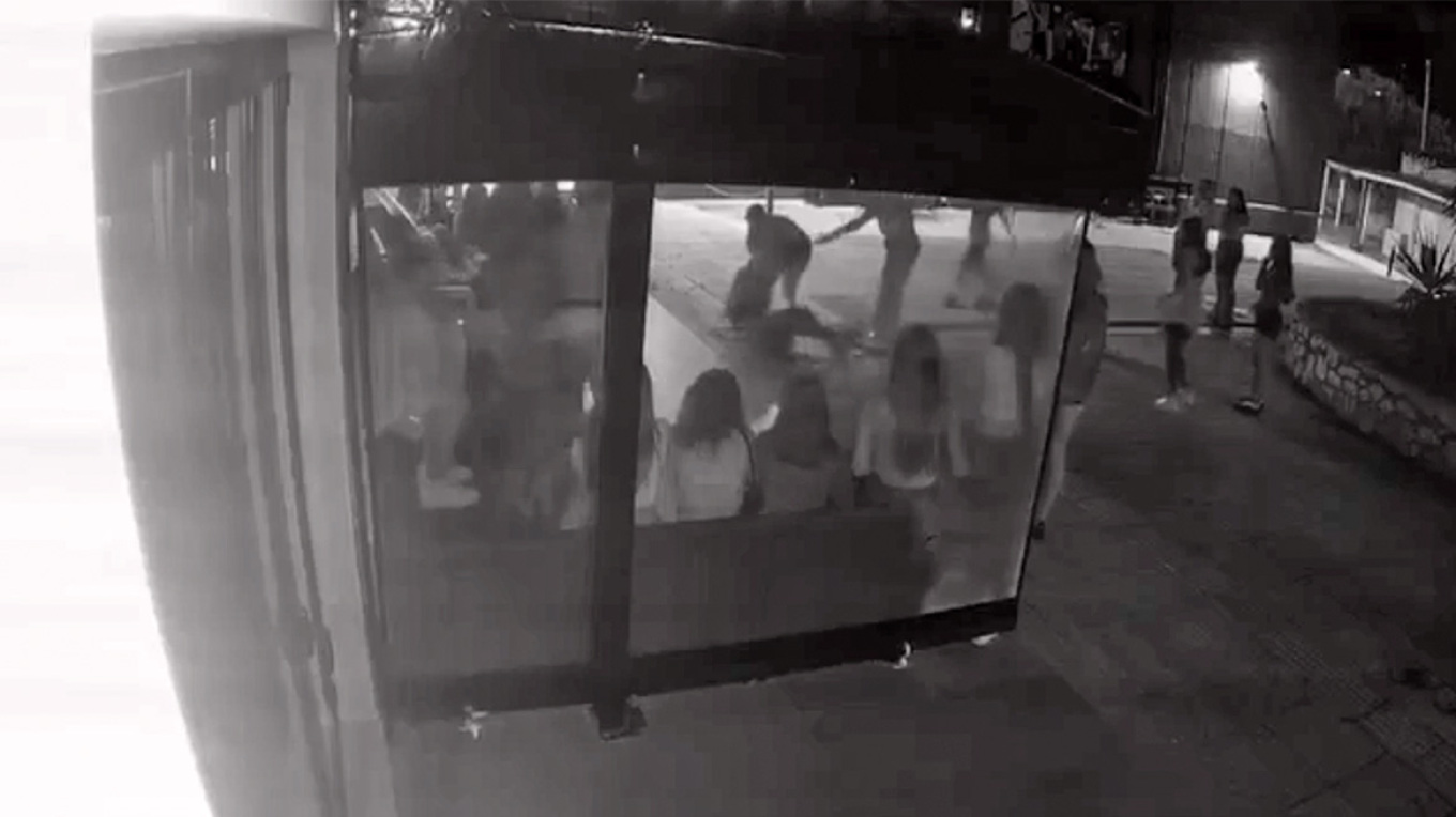 Έγινε μάζωξη 14χρονων απ' όλη την Αττική για να δείρουν το κοριτσάκι, λέει ο δικηγόρος της οικογένειας