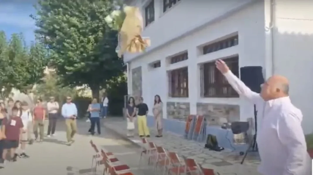 Βόλος: Ο Μπέος πέταξε ανθοδέσμη στους μαθητές ενός ΕΠΑΛ κατά τον αγιασμό – Δείτε βίντεο