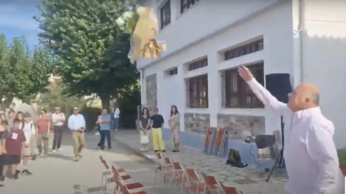 Βόλος: Ο Μπέος πέταξε ανθοδέσμη στους μαθητές ενός ΕΠΑΛ κατά τον αγιασμό – Δείτε βίντεο